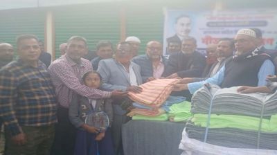 গৌরনদীর ওয়ার্ডে ওয়ার্ডে জহির উদ্দিন স্বপনের পক্ষে কম্বল বণ্টন