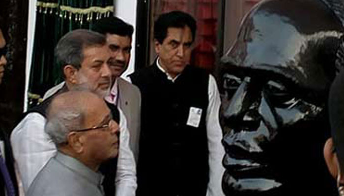 সূর্য সেনের মূর্তিতে প্রণব মুখার্জির ফুল দিয়ে শ্রদ্ধা নিবেদন