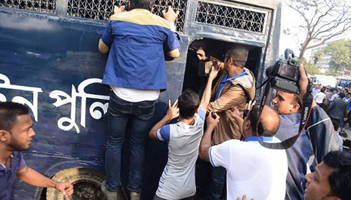 প্রিজনভ্যানে হামলা : গয়েশ্বরসহ ৮শ’ জনের বিরুদ্ধে মামলা