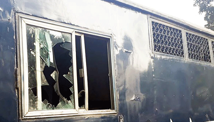 প্রিজনভ্যান ভেঙে নেতাদের ছিনিয়ে নিলো বিএনপি কর্মীরা