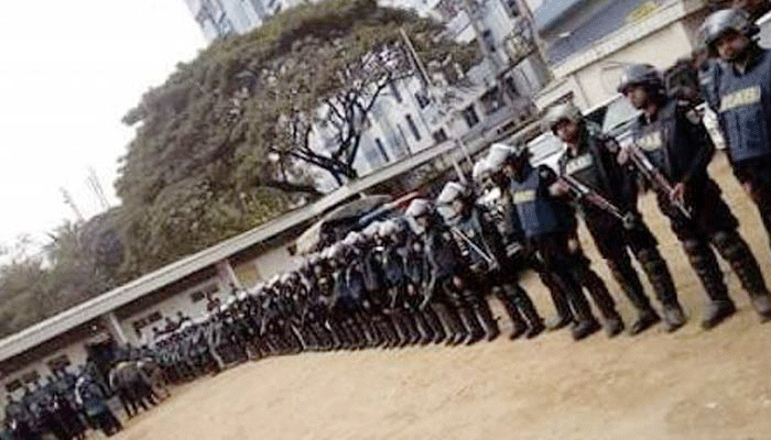 আইনজীবীদের সঙ্গে পুলিশের ধস্তাধস্তি