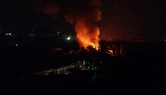 চট্টগ্রামে আগুনে পুড়ে ১৩ দোকান ভস্মিভূত