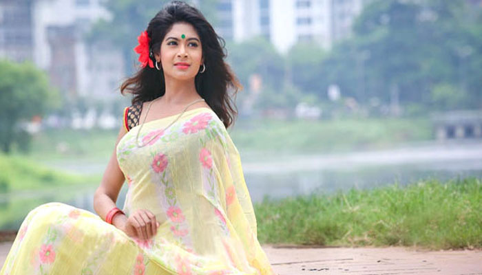ন্যাচারাল মেকআপে আকর্ষণীয় লুকস্‌