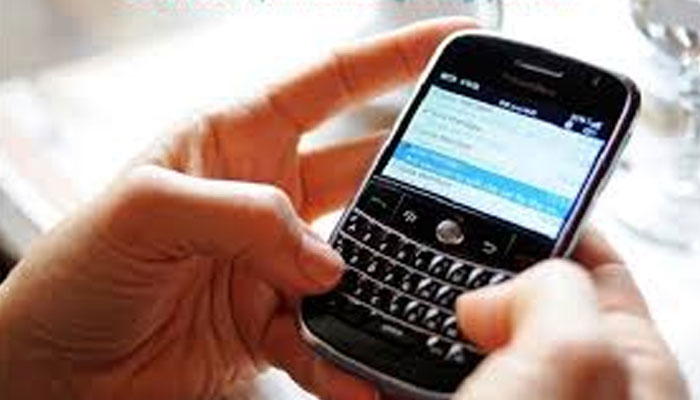 টয়লেটে মোবাইল নোটিফিকেশন দেখেন ৬৯%