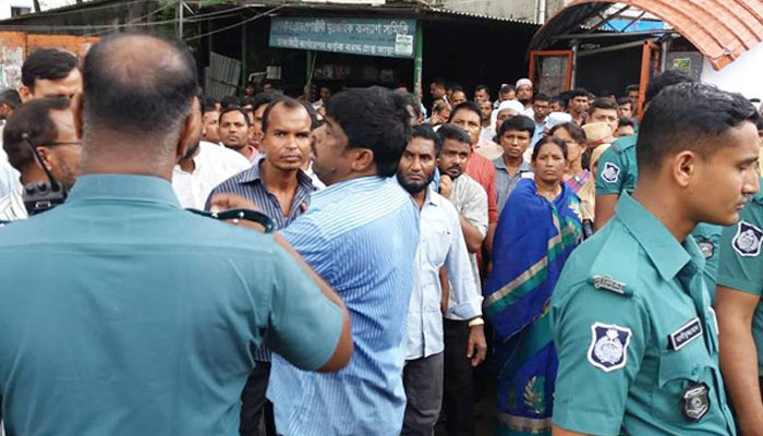 পুলিশি বাধার মুখে শিক্ষক-কর্মচারীরা