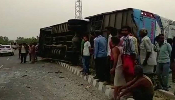 ভারতের উত্তর প্রদেশে বাস উল্টে নিহত ১৭
