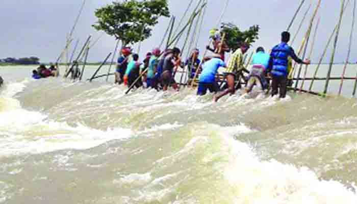পানি কমছে আর ভেসে উঠছে ভাঙাচুরা রাস্তা