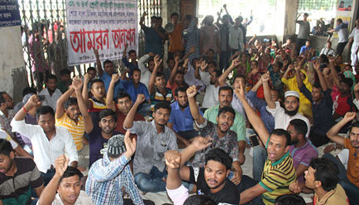 বেতন-ভাতার দাবিতে শেবাচিম হাসপাতালের কর্মচারীদের অনশন অব্যাহত