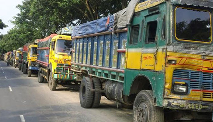 পাটুরিয়া-দৌলতদিয়া নৌরুটে ৫ শতাধিক পণ্যবাহী ট্রাক পারাপারের অপেক্ষায়