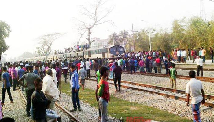 রাজধানীতে দুই শিক্ষার্থী নিহত হওয়ার ঘটনায় রেলপথ অবরোধ