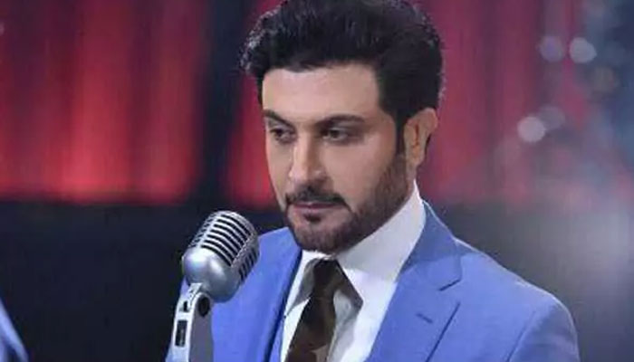 গায়ককে জড়িয়ে ধরায় সৌদি নারী আটক