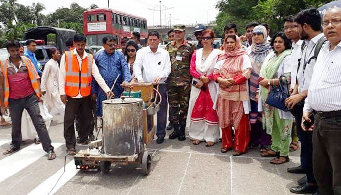 রমিজ উদ্দিন কলেজের সামনে আঁকা হল জেব্রা ক্রসিং