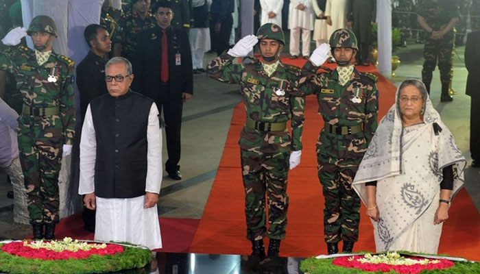 বঙ্গবন্ধুর প্রতিকৃতিতে রাষ্ট্রপতি ও প্রধানমন্ত্রীর শ্রদ্ধা