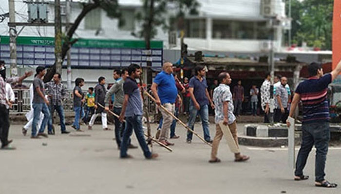 জিগাতলায় শিক্ষার্থীদের ওপর হামলা