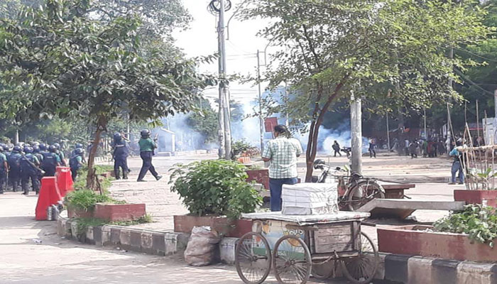 ঢাবি’র শিক্ষার্থীদের সঙ্গে পুলিশের সংঘর্ষ