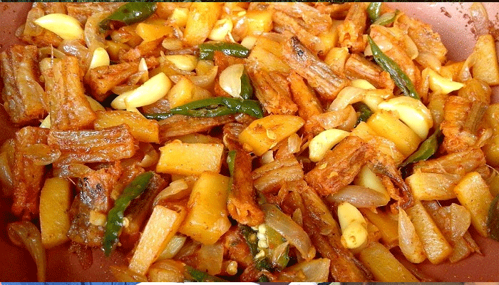 লইট্যা শুটকি দিয়ে আলু ভুনা