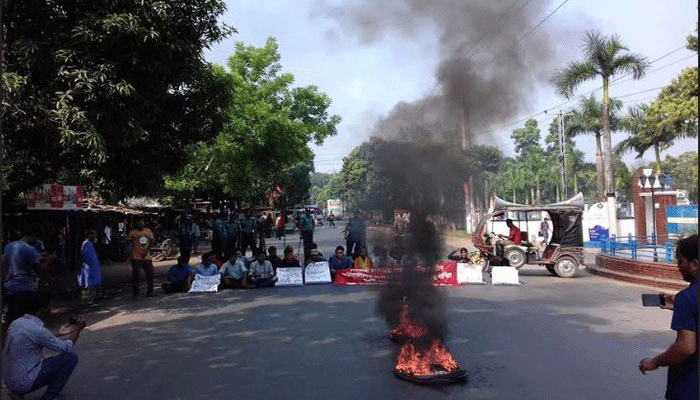 ক্ষুদ্র নৃগোষ্ঠী কোটা বহালের দাবিতে ঢাকা-রাজশাহী মহাসড়ক অবরোধ