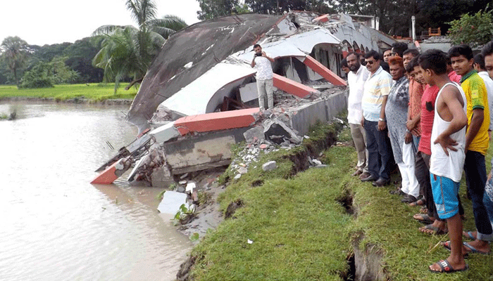 বরিশালে নদীভাঙনে হুমকির মুখে গুরুত্বপূর্ণ সেতুসহ স্থাপনা