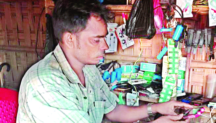 নিষেধাজ্ঞা সত্ত্বেও রোহিঙ্গাদের হাতে হাতে মোবাইল ফোন