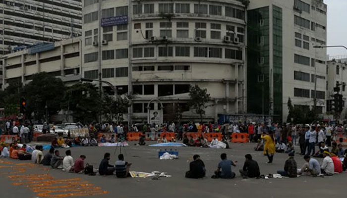 দ্বিতীয় দিনেও শাহবাগ মোড় অবরোধ