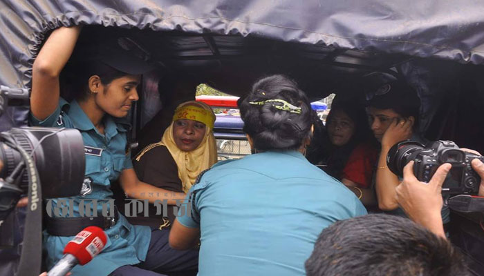 দ্বিতীয় দিনেও শাহবাগ মোড় অবরোধ