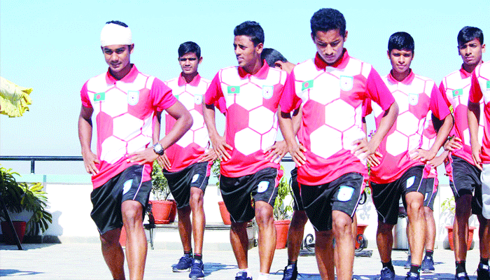 পাকিস্তান বধে মরিয়া কিশোররা