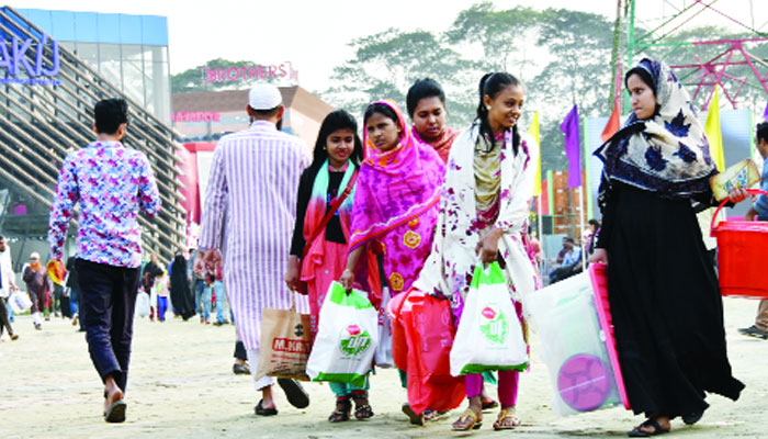 ক্রেতাদের হাতে ব্যাগের ছড়াছড়ি
