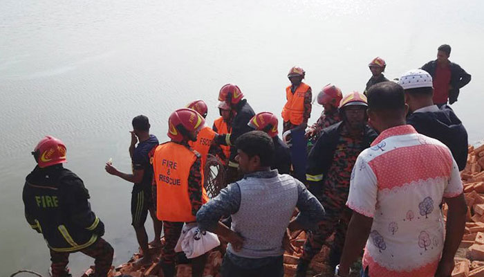 আশুলিয়ার ইটবোঝাই ট্রাক নিয়ন্ত্রণ হারিয়ে তুরাগে, নিহত ৪