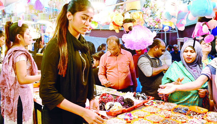 ক্রেতার আগমনে স্বস্তিতে বিক্রেতারা