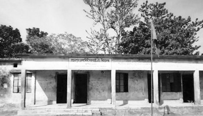 শৈলকূপায় পরিত্যক্ত ভবনে শিক্ষার্থীদের পাঠদান
