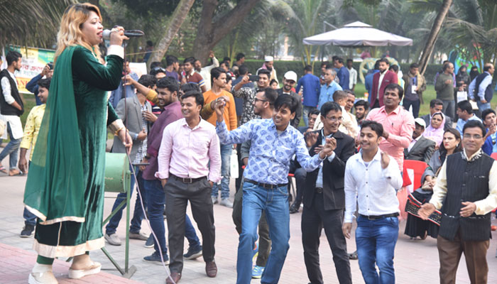 বাঁধভাঙা উল্লাসে মাতোয়ারা সবাই