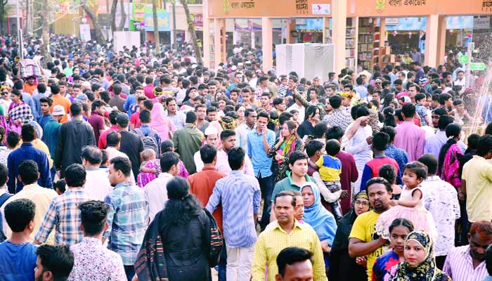 বইমেলায় মানুষ আর মানুষ