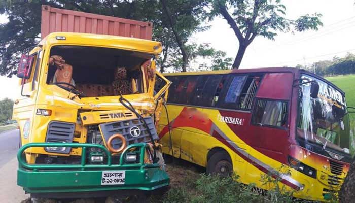 পীরগঞ্জে কাভার্ডভ্যানের ধাক্কায় নৈশকোচের ৩ যাত্রী নিহত, আহত ৮