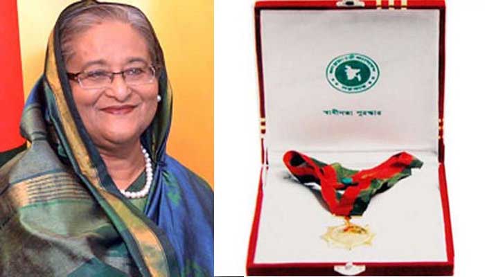স্বাধীনতা পদক তুলে দিলেন প্রধানমন্ত্রী