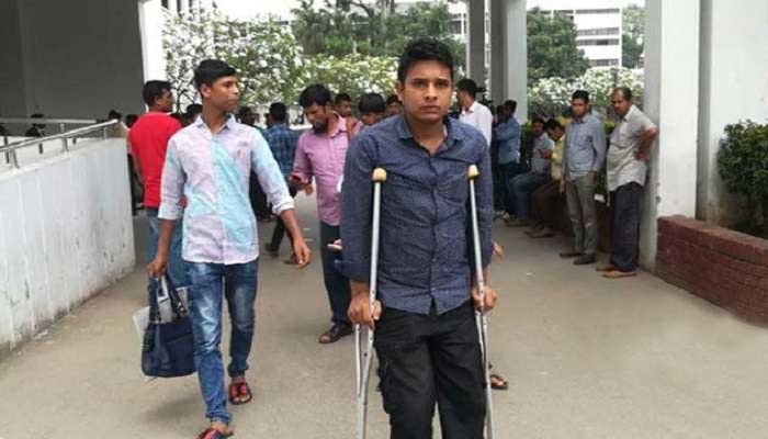৫ লাখ টাকার চেক পেলেন পা হারানো রাসেল