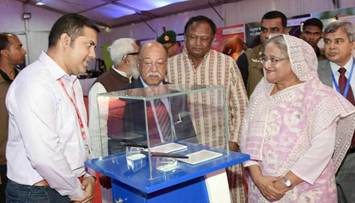 দৃষ্টিনন্দন পণ্যে সেজেছে স্টলগুলো