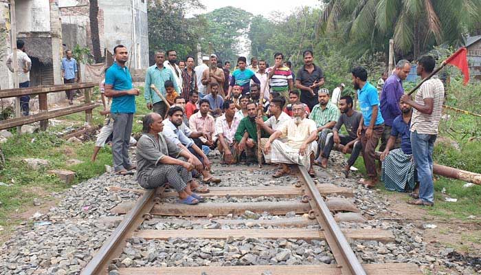 খুলনায় পাটকল শ্রমিকদের ধর্মঘট অব্যাহত, সড়ক ও রেলপথ অবরোধ