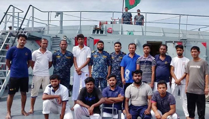 সাগরে জাহাজডুবি, জীবিত উদ্ধার ১৪ নাবিক