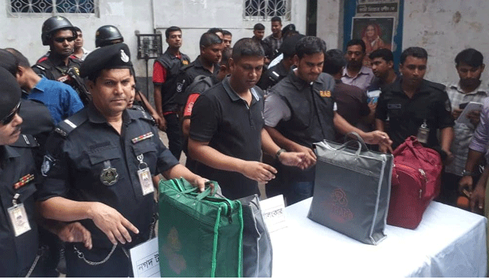 গেন্ডারিয়ায় দুই আ.লীগ নেতার বাড়িতে অভিযান