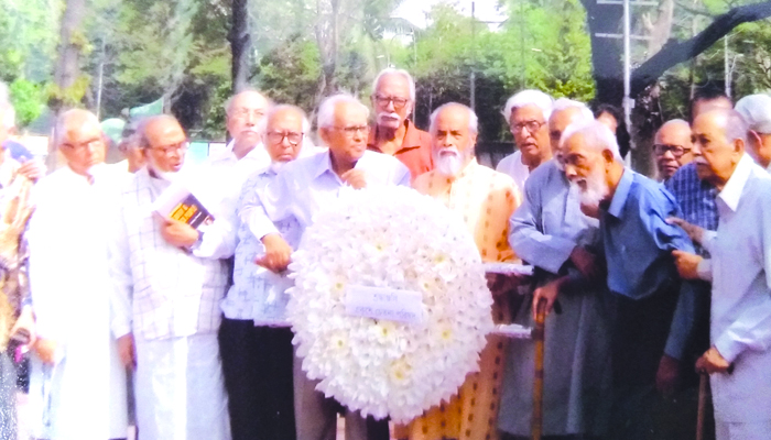 আহমদ রফিক ‘ভালোবাসা সাথে নিয়ে’ পথ হাঁটছেন