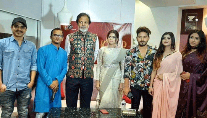 তারকাদের জীবনের গল্পই‘মেকআপ’
