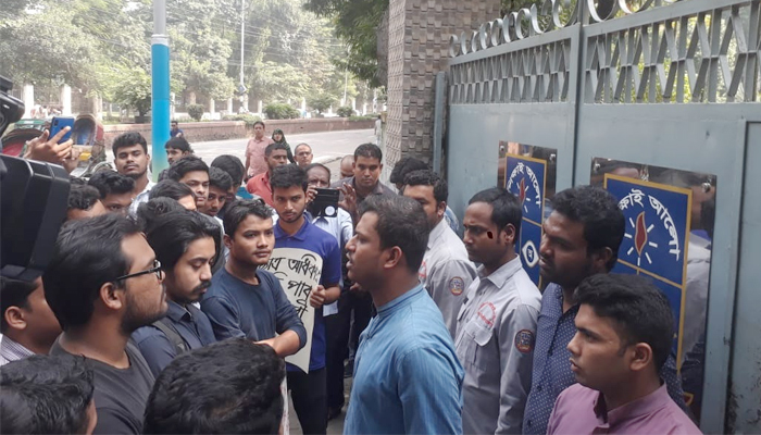ঢাবি উপাচার্যের বাসভবনের সামনে শিক্ষার্থীদের অবস্থান
