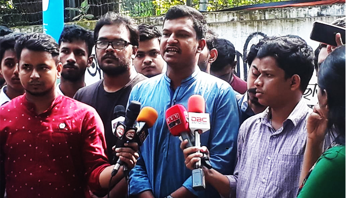ঢাবি উপাচার্যের বাসভবনের সামনে শিক্ষার্থীদের অবস্থান