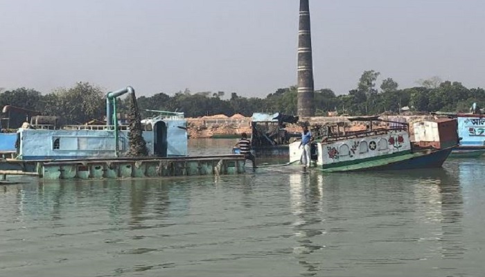 অবৈধ বালু উত্তোলন প্রতিরোধ করতে পারছেনা কেউ