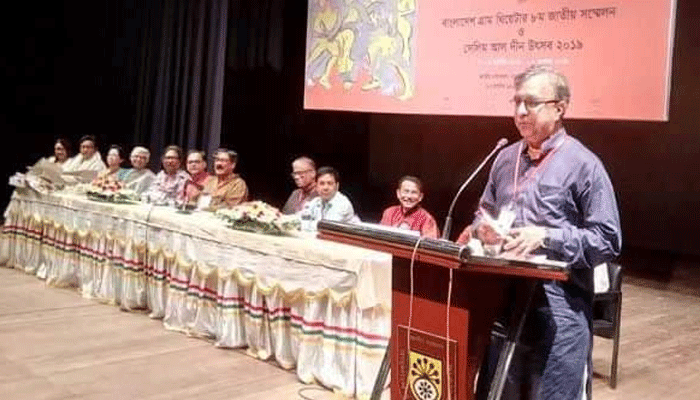 ‘হাতের মুঠোয় হাজার বছর আমরা চলেছি সামনে’