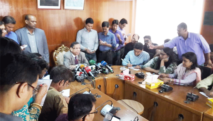 আইএসের টুপি পড়ে এজলাসে, বিষয়টি তদন্ত হওয়া উচিত
