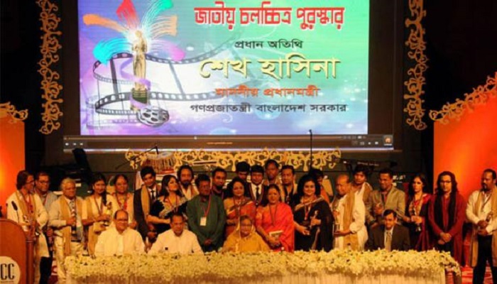 জাতীয় চলচ্চিত্র পুরস্কার দিলেন প্রধানমন্ত্রী