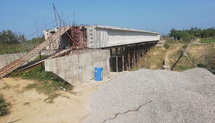 মিথ্যাবাদী রাখালের গল্প হার মানাচ্ছে এক ব্রিজ!