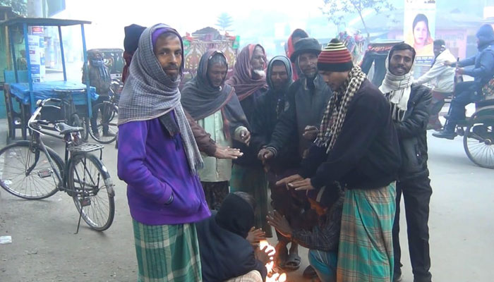 কনকনে শীতে কুড়িগ্রামে বিপর্যস্ত জনজীবন