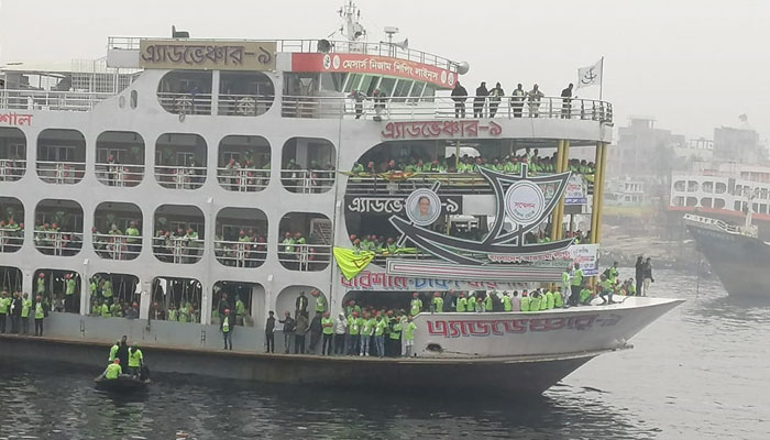 লঞ্চে করে আসছেন হাজারো নেতাকর্মী
